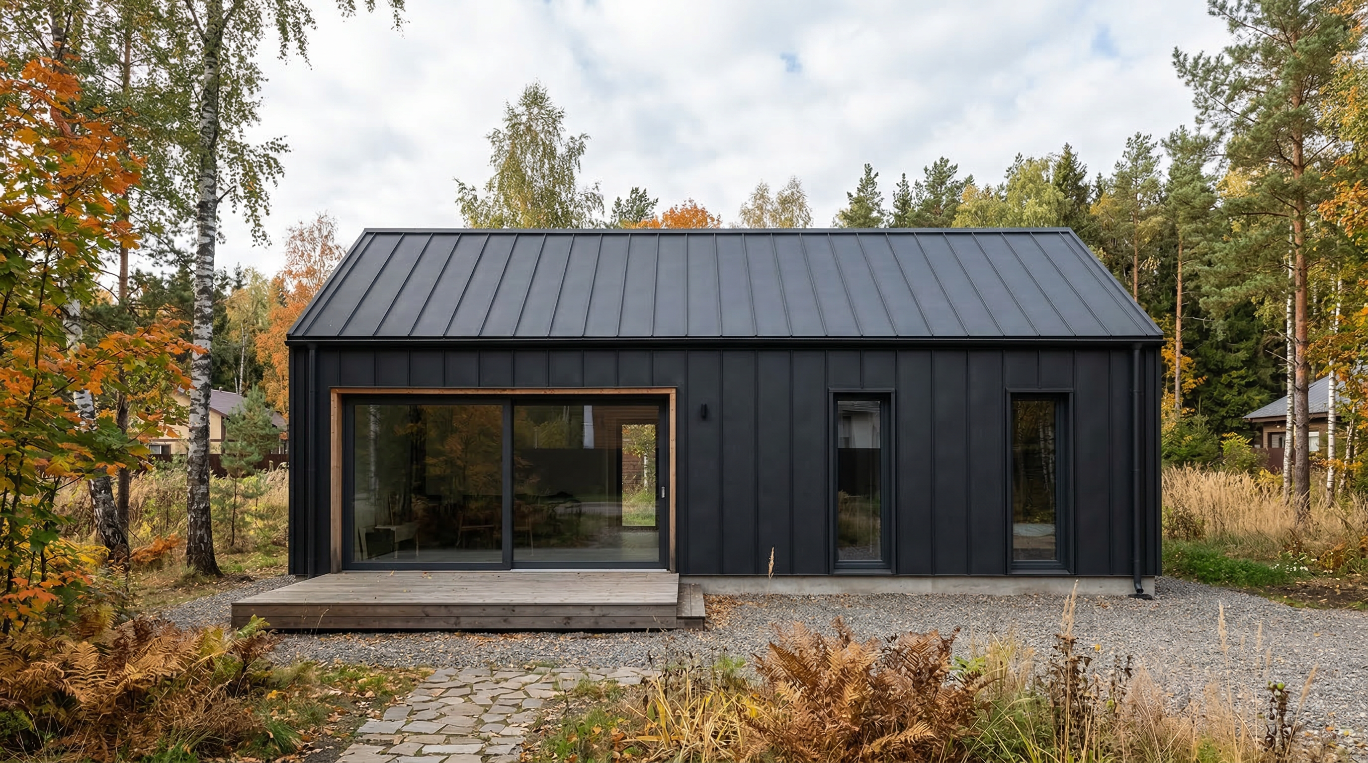 Одноэтажный дом в стиле барнхаус — тёмная металлическая обшивка стен и кровли, минимум окон, простая форма
